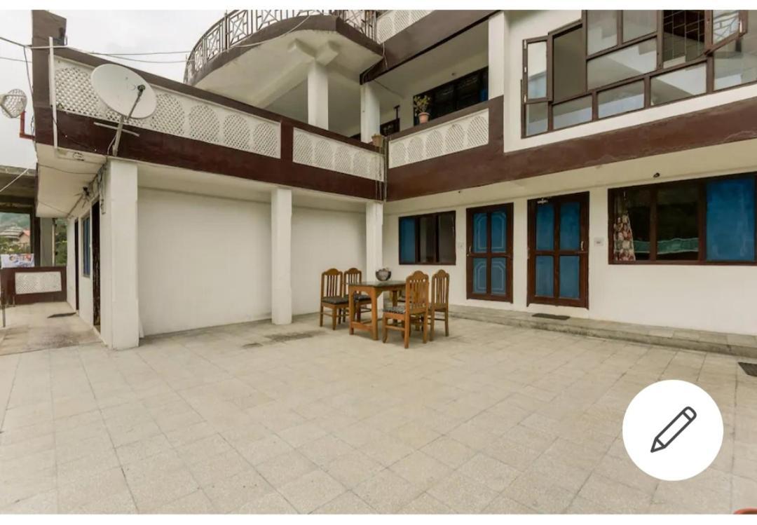 Tirthan Crest Homestay Banjar Bagian luar foto
