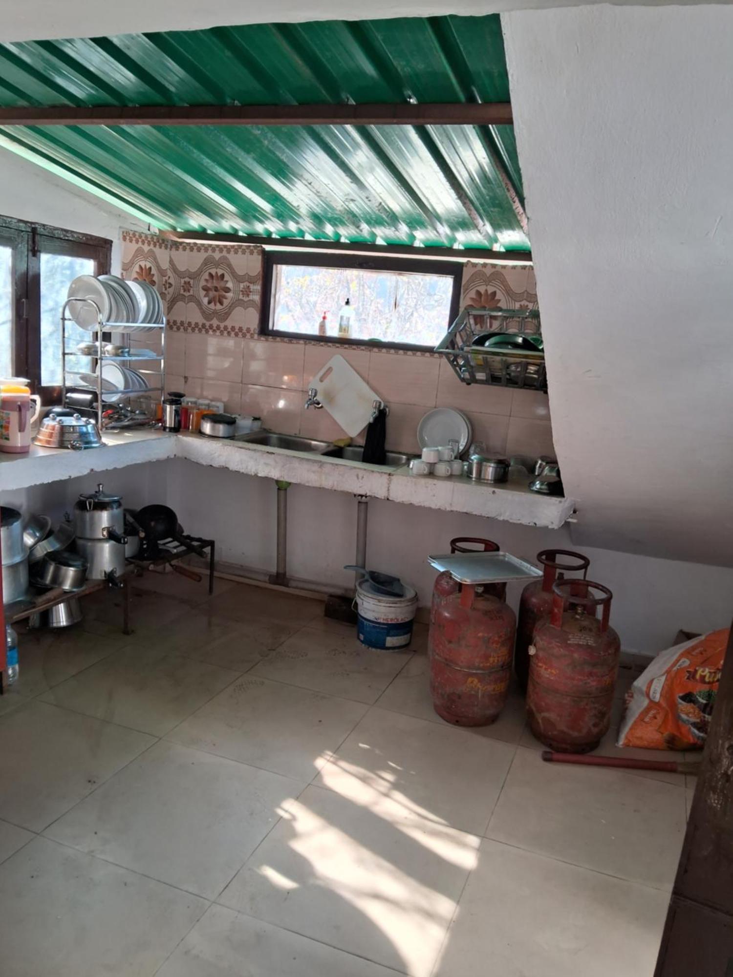 Tirthan Crest Homestay Banjar Bagian luar foto